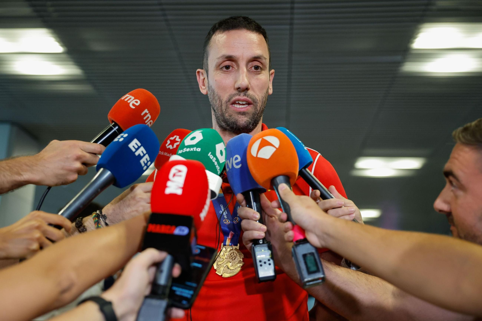 España sub 18 aterriza en Madrid con el oro