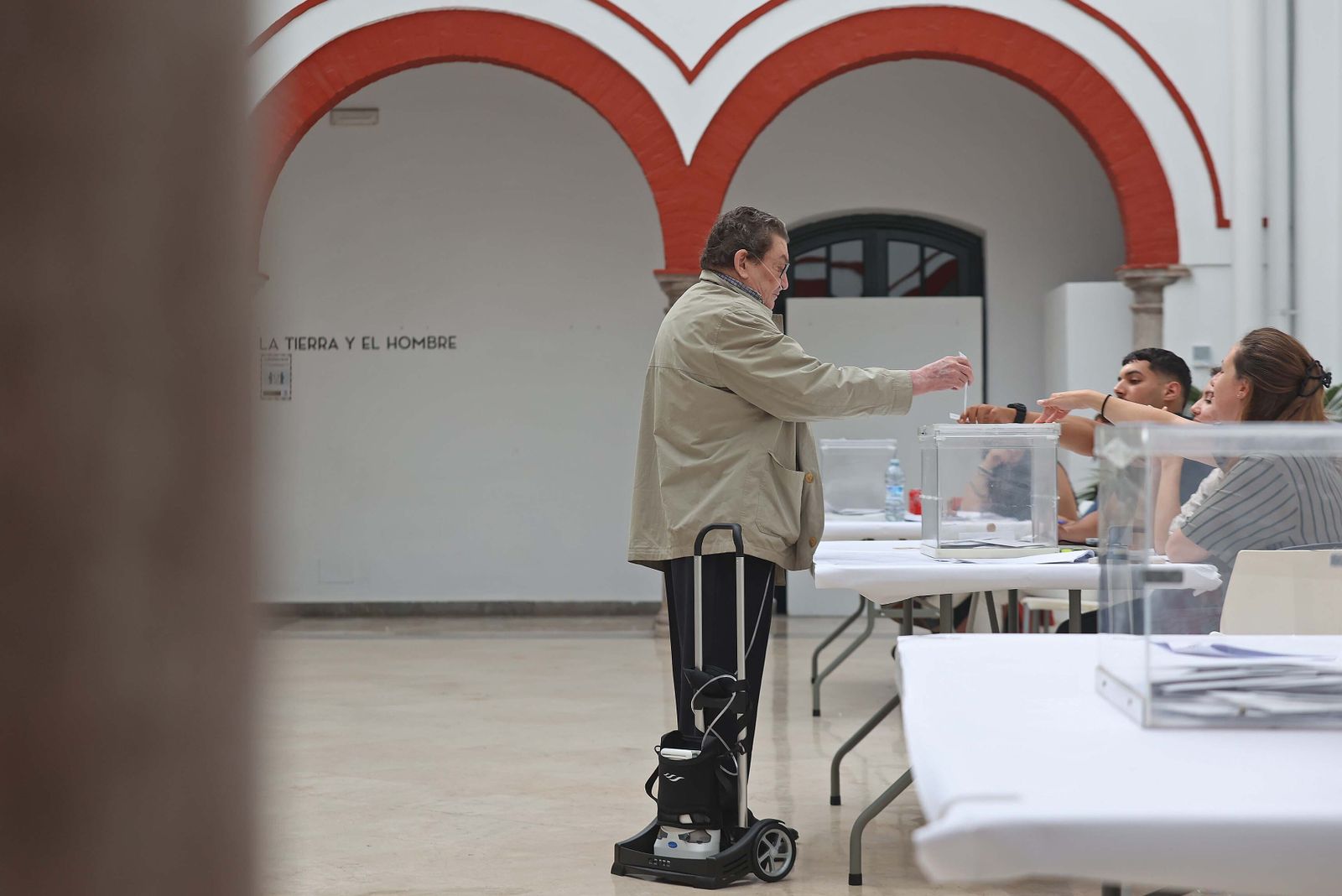 Imágenes de la jornada electoral para el Parlamento Europeo en Algeciras