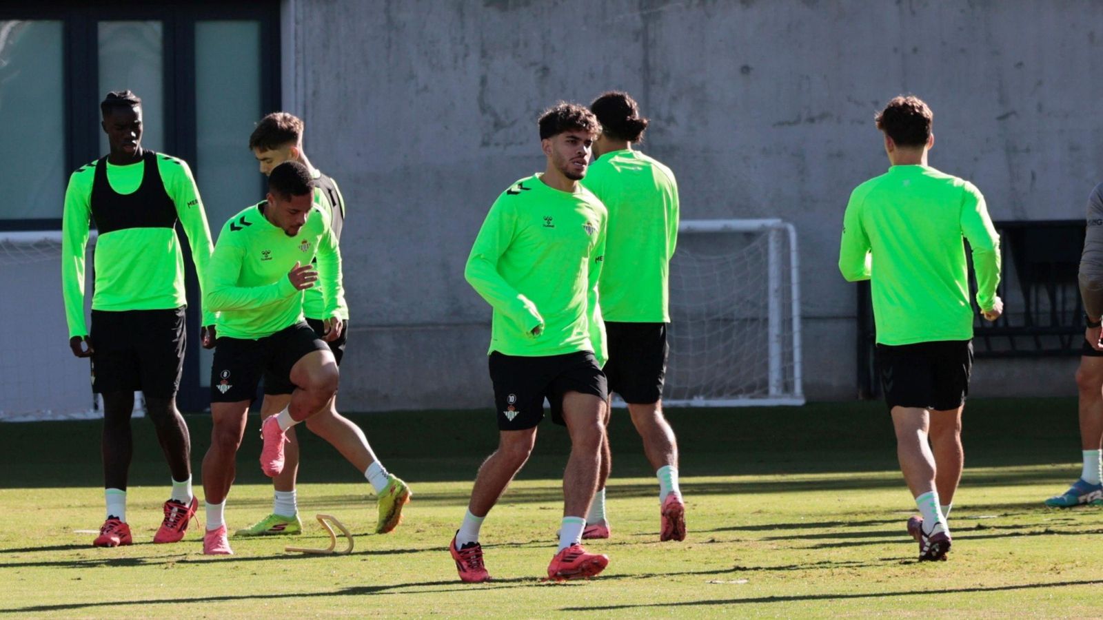 Abde se ejercita en una sesión de entrenamiento con el Betis.
