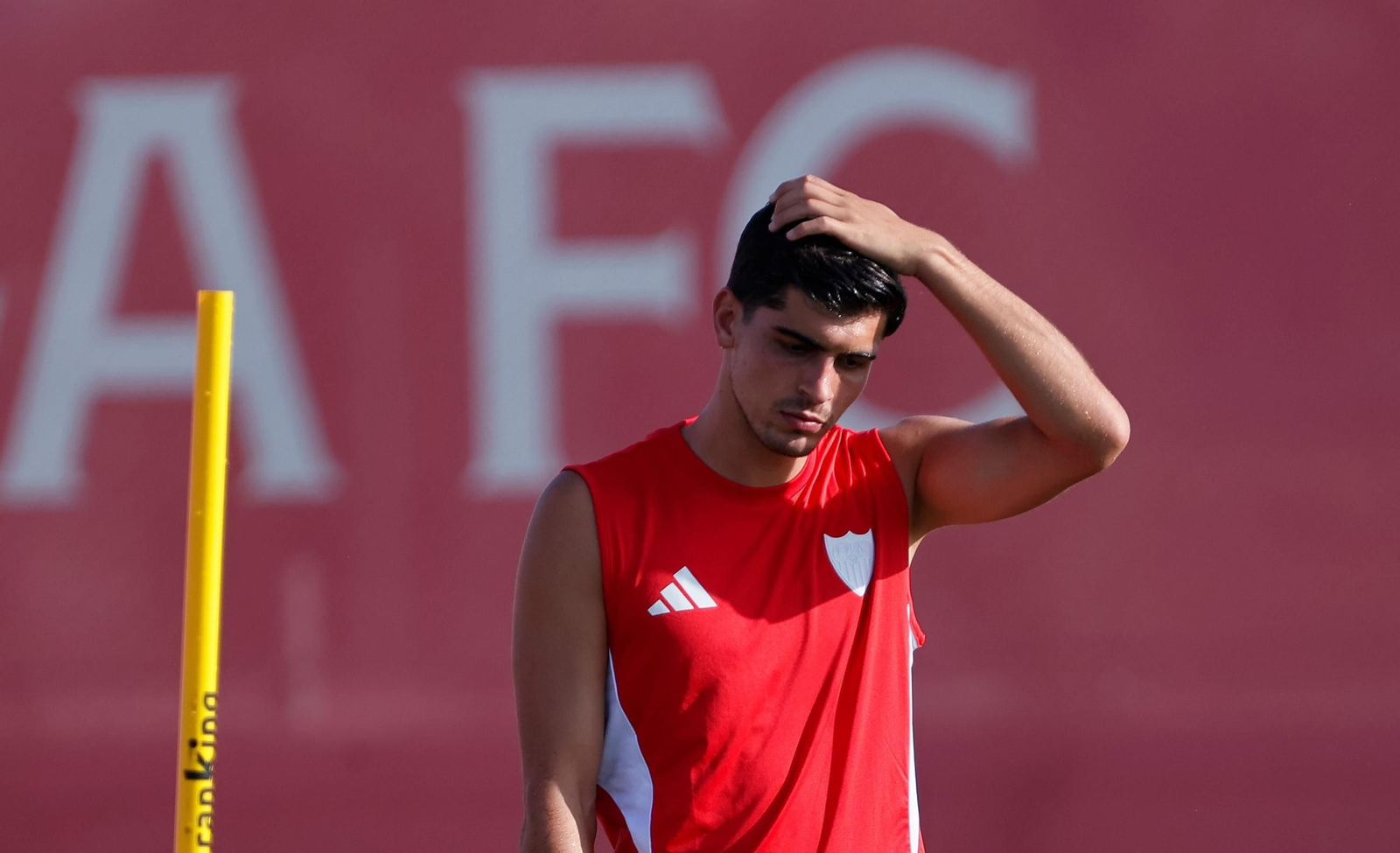 Juanlu se mesa los cabellos taciturno en el entrenamiento de este viernes.