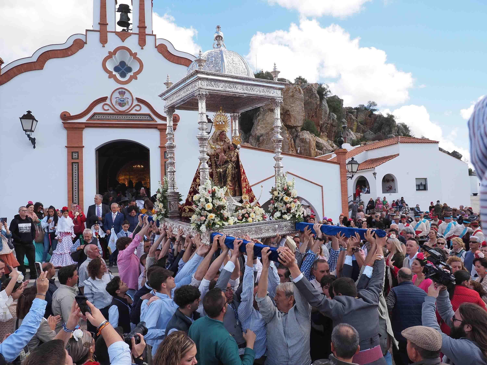 No te pierdas las espectaculares fotografías de la Romería de la Peña, en Puebla de Guzmán