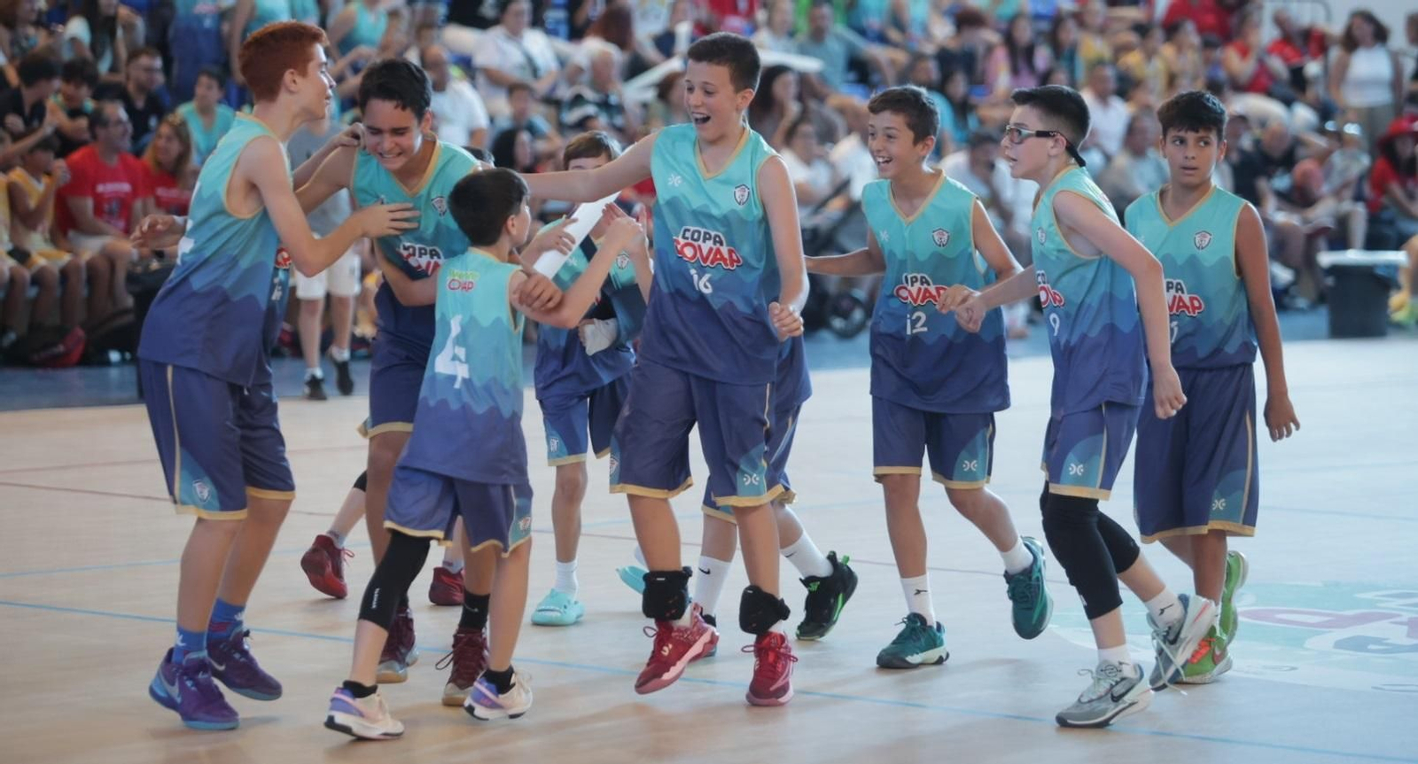 Un equipo participante en la Copa Covap celebra su triunfo.