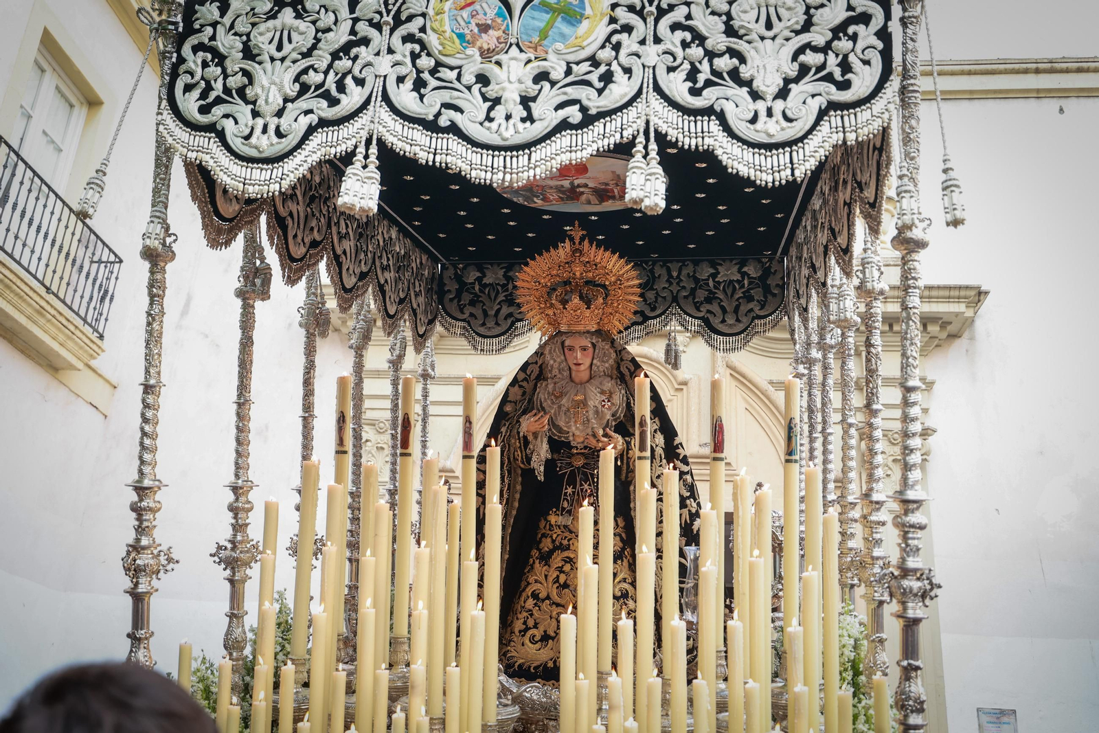 Imágenes de la salida de Vera Cruz en la Semana Santa de Cádiz 2025