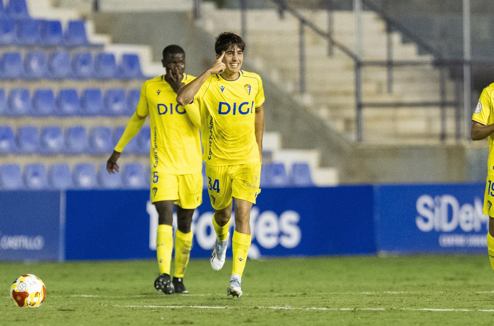 Juan Díaz celebra el gol que marcó en el partido contra el UCAM.