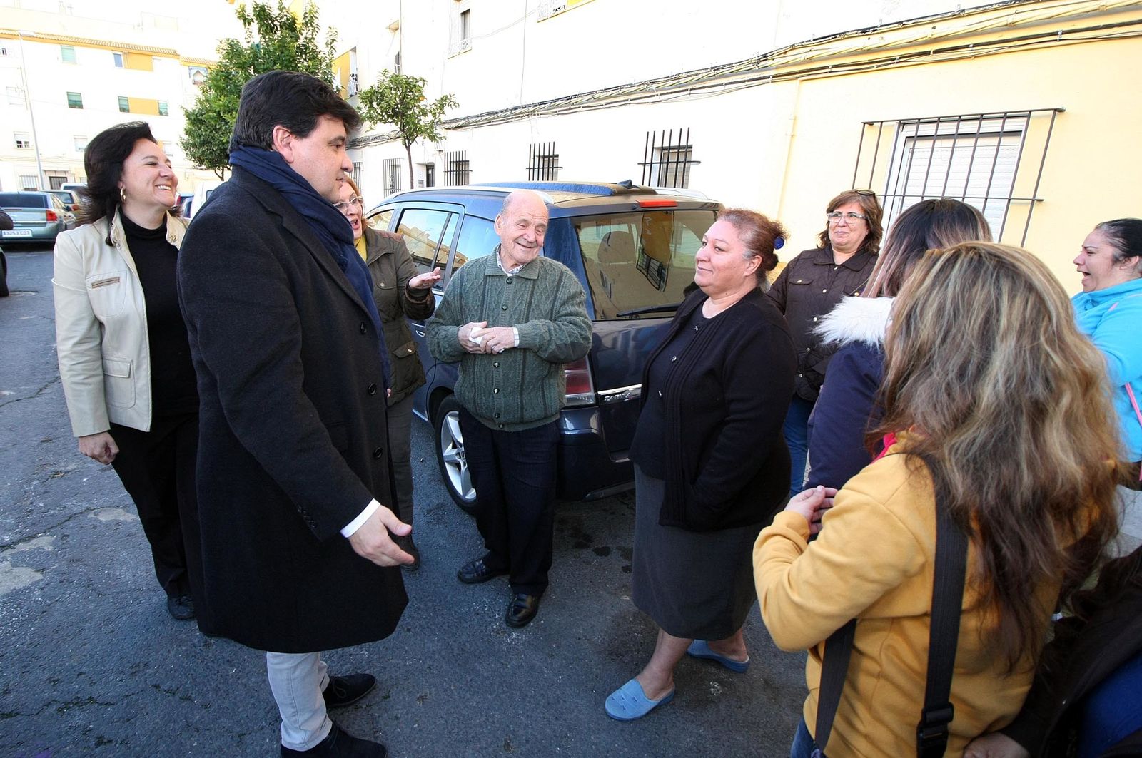 La visita del alcalde a las obras de rehabilitación de las viviendas de Pérez Cubillas, en imágenes