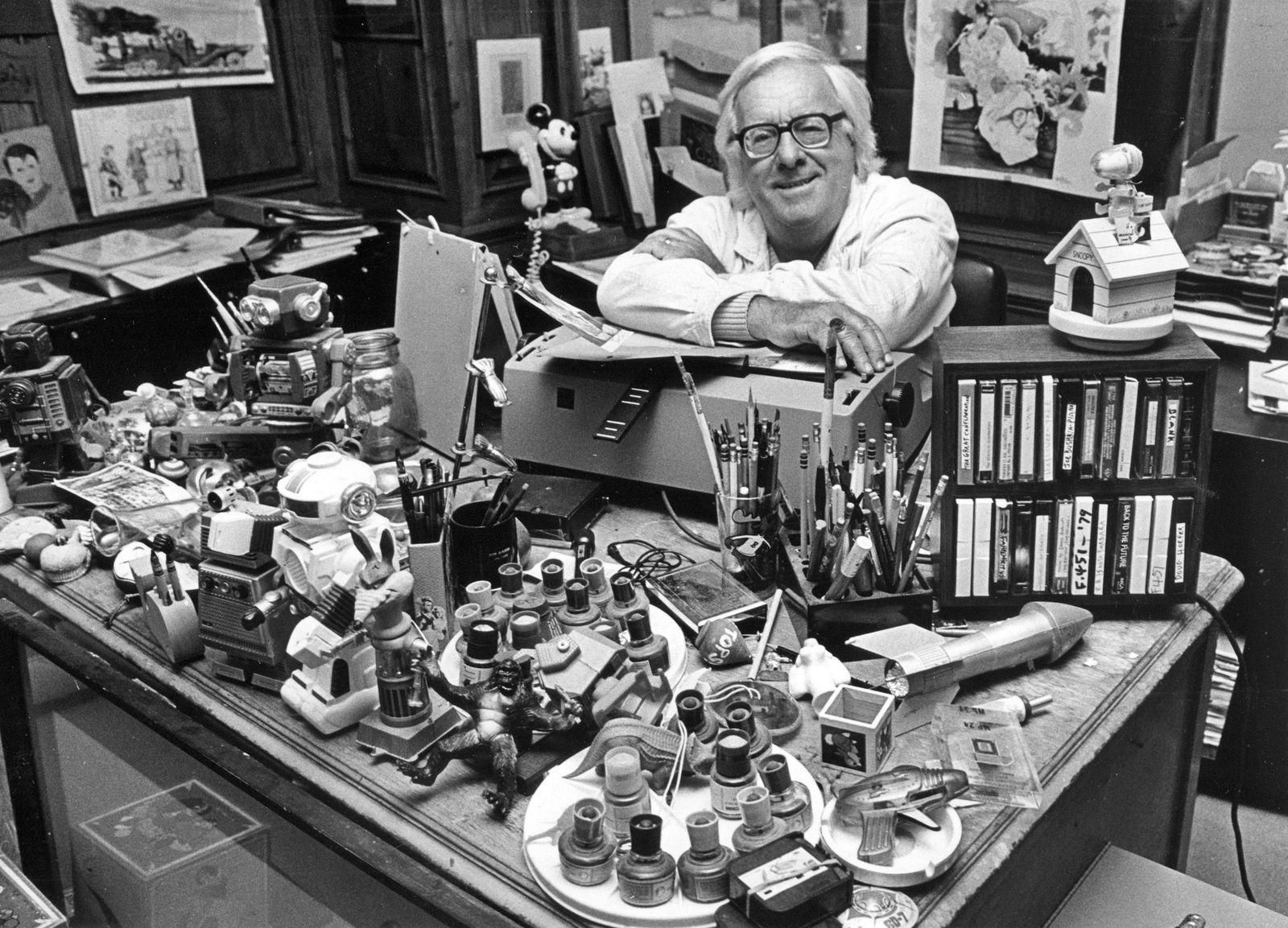 Ray Bradbury (1920-2012), en su escritorio.