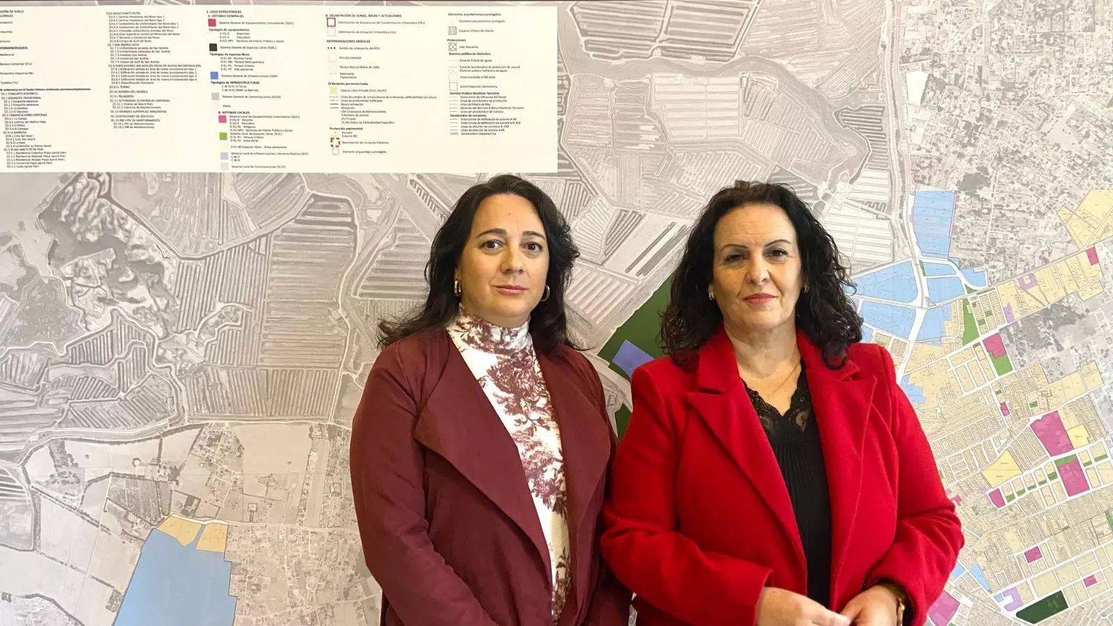 Representantes del PP, con el POU al fondo.