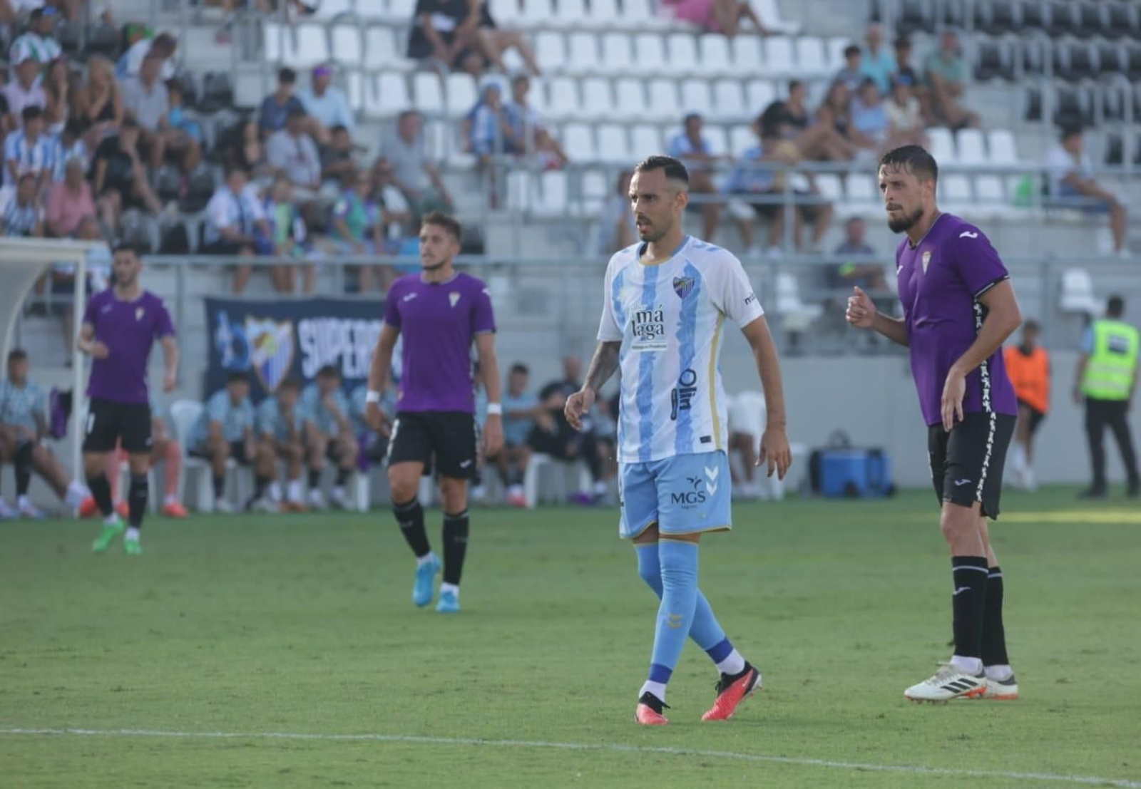 Las mejores fotos del ambiente en el Municipal de La Línea para el Málaga - Córdoba CF