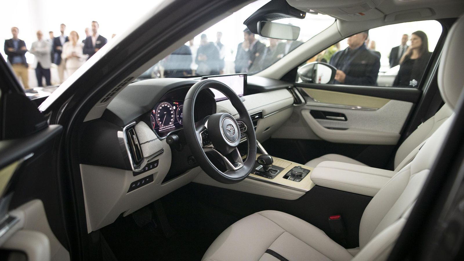 El automóvil está equipado con las mejores herramientas para el usuario. El automóvil está equipado con las mejores herramientas para el usuario.