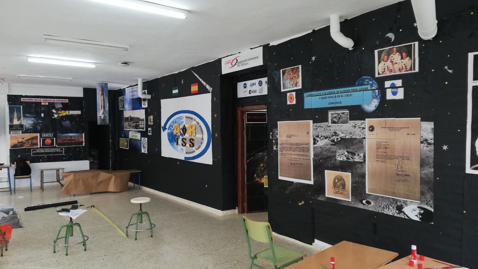 Interior del aula decorada para tratar el tema de los planetas