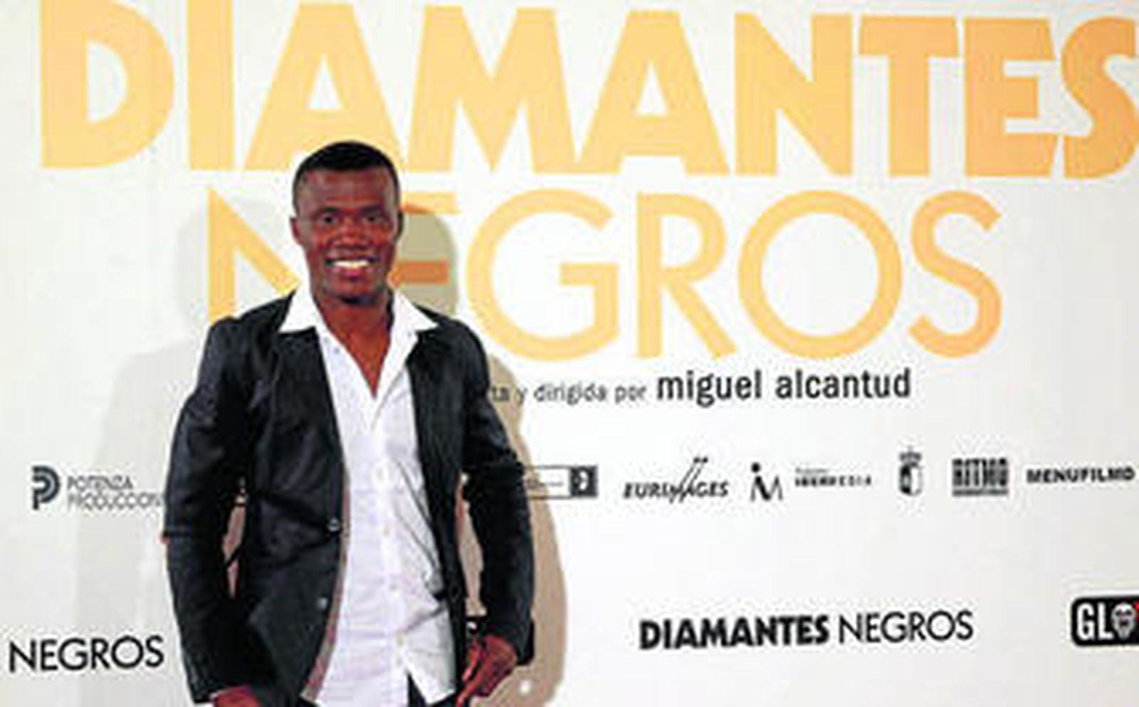 El actor y futbolista malí Alassane Diakite posa en el preestreno de la película.