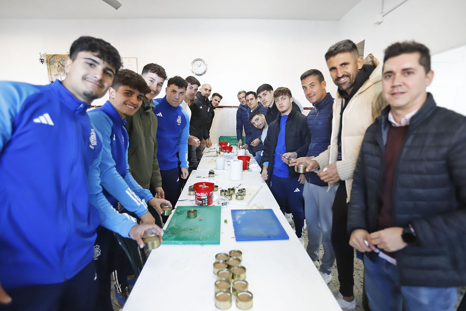 Imágenes del voluntariado de la plantilla del Recre en el comedor social Virgen de la Cinta.