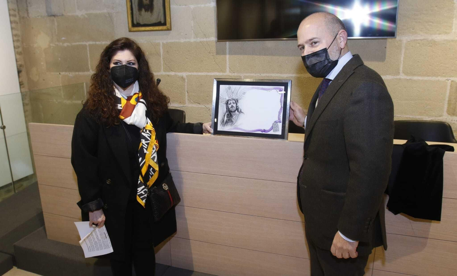 El hermano mayor de la Corona, Alejandro Mateos, y la autora con la obra.