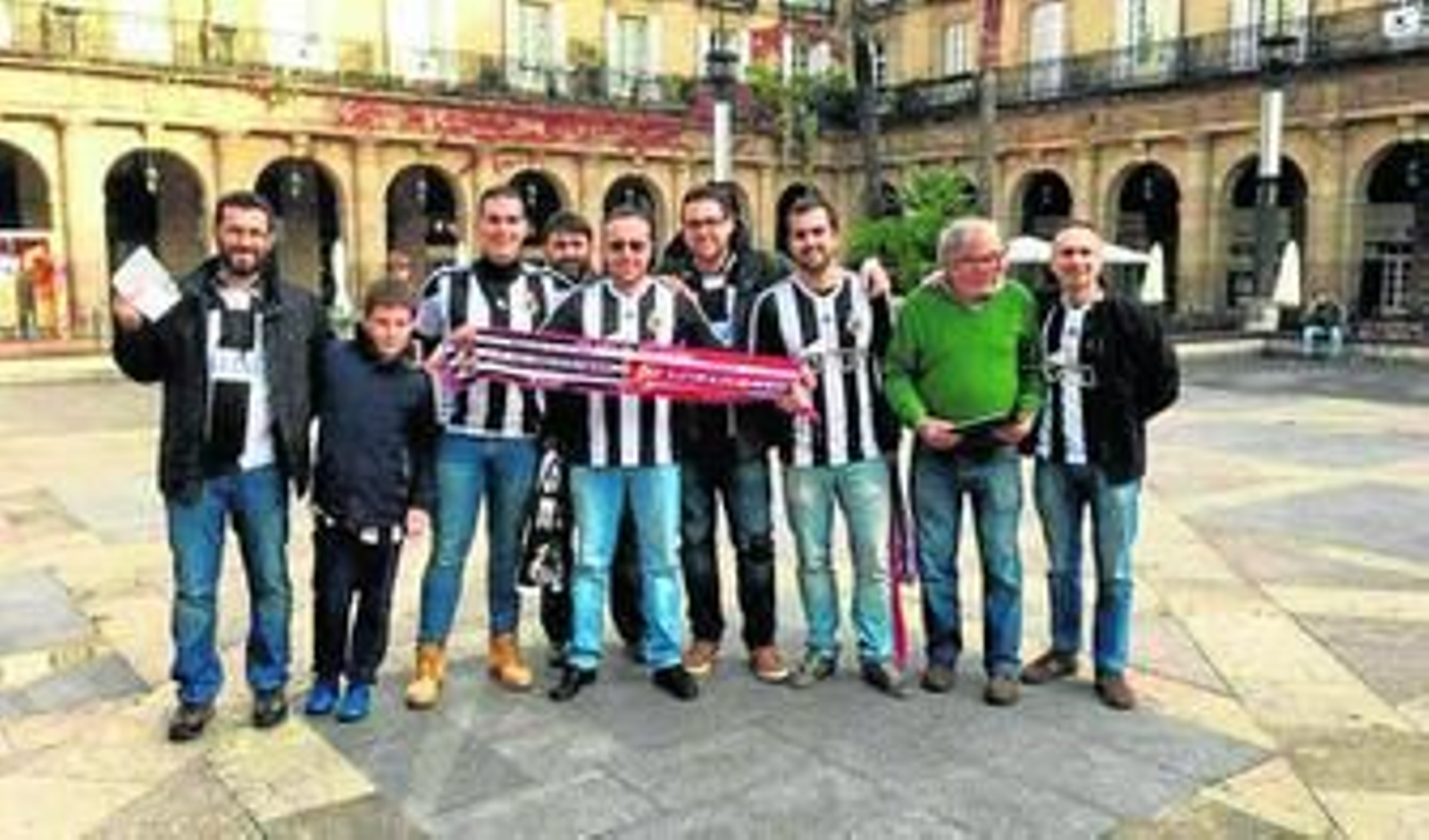 Bilbao se tiñe de blanco y negro