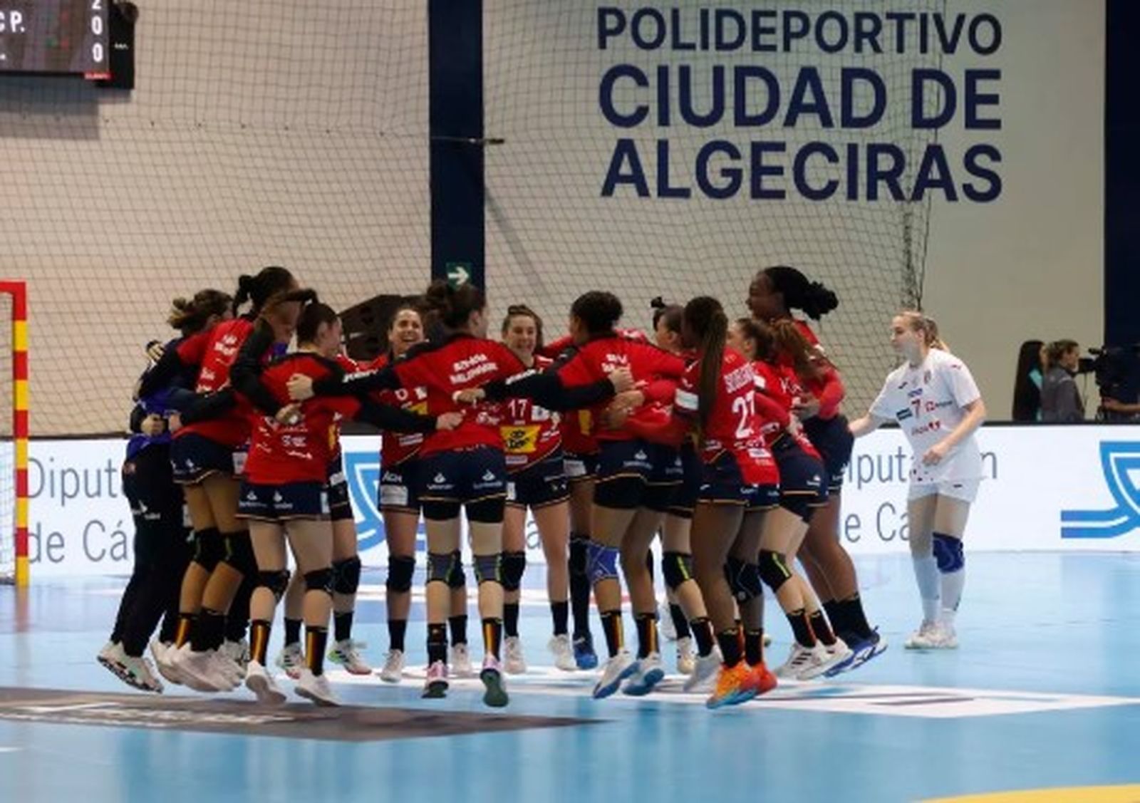 La selección española femenina de balonmano celebra su triunfo de abril de 2025 en Algeciras
