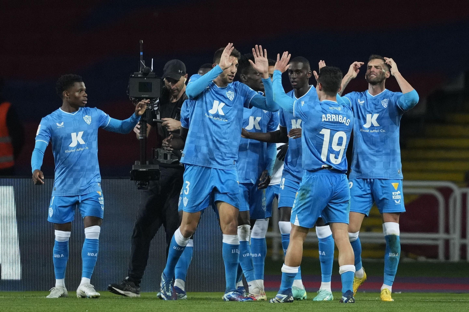 Los rojiblancos hacen piña tras el 2-2 de Édgar en Barcelona