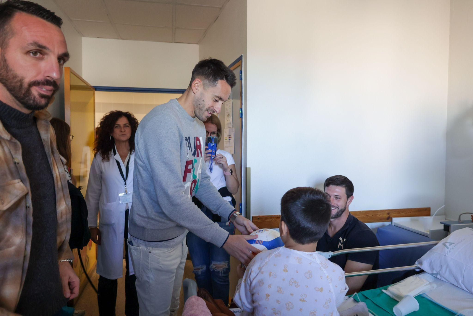 Iago Díaz entrega un balón a uno de los niños hospitalizados en el Juan Ramón Jiménez.