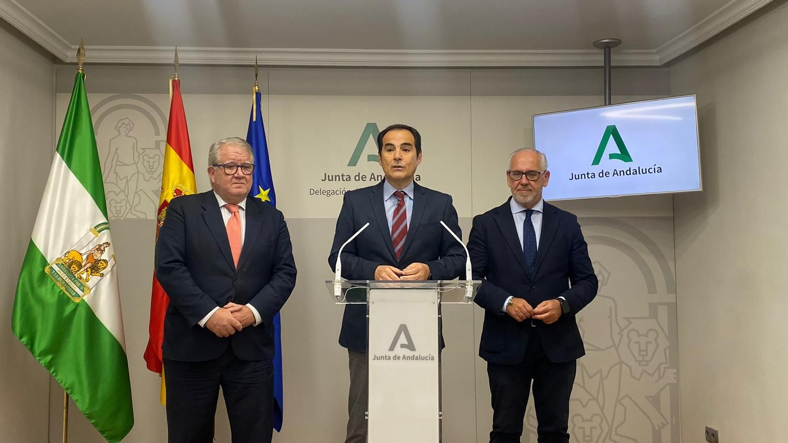 El delegado de Justicia, Francisco Javier Carazo; el consejero de Justicia, José Antonio Nieto y el delegao de la Junta, Jesús Estrella.