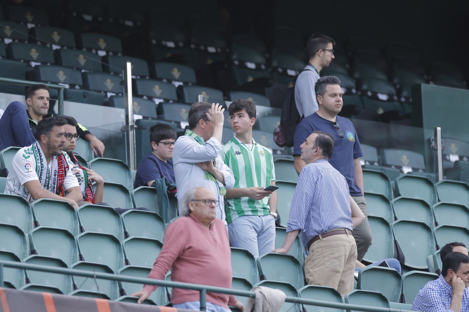 Búscate en las fotos del Betis-Manchester
