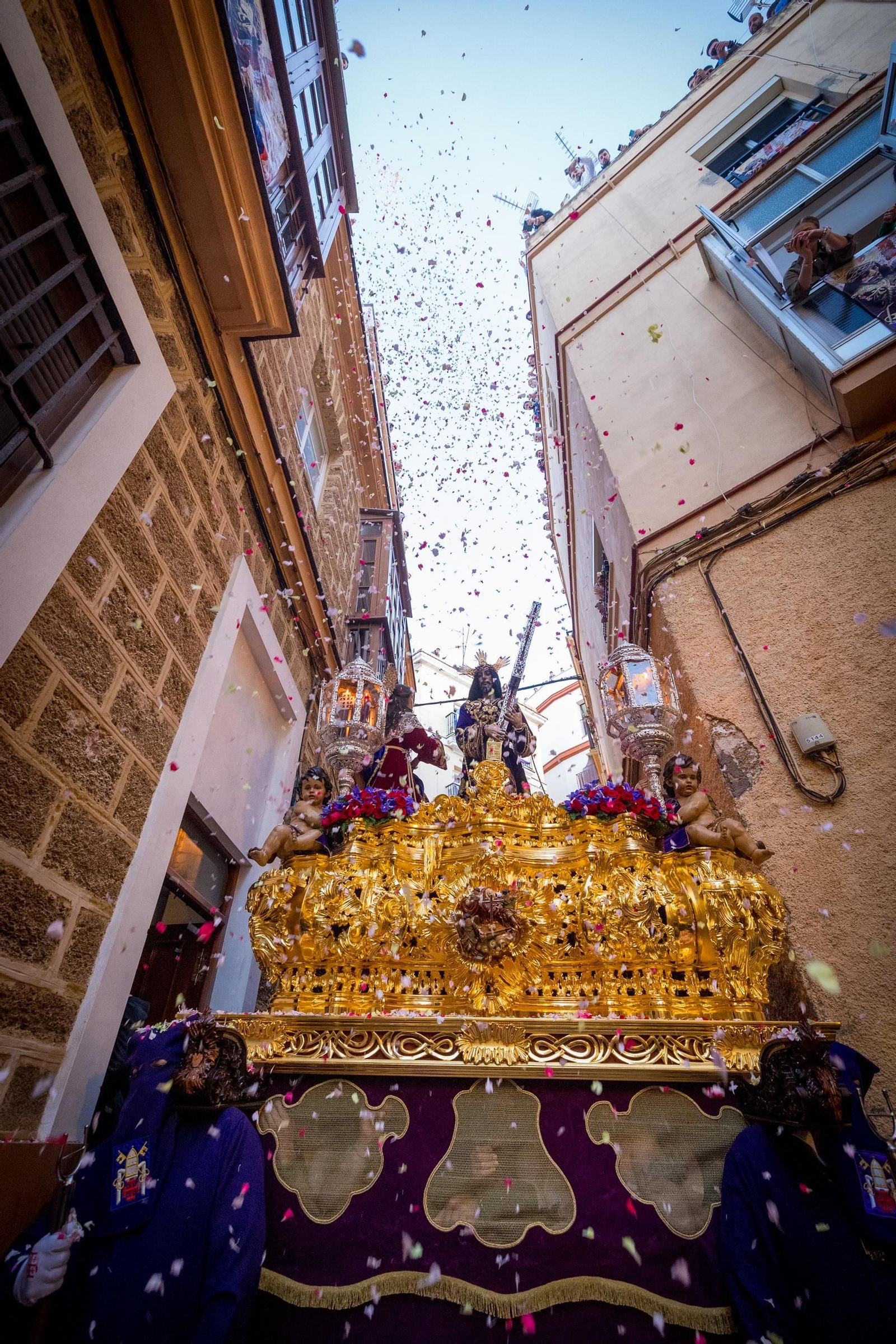 Imágenes de la salida del Nazareno en la Semana Santa de Cádiz 2025