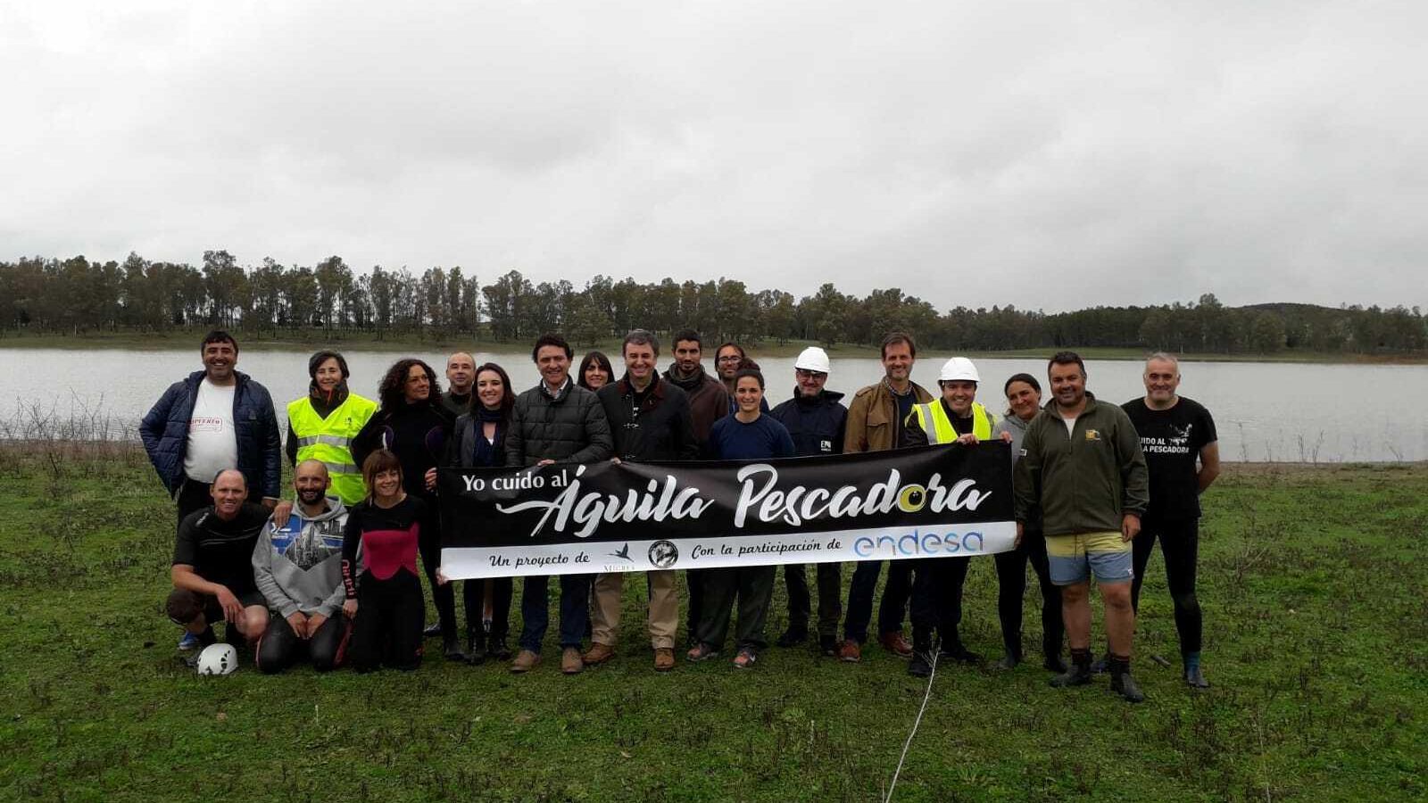 Foto de grupo de los voluntarios que han participado en el acto junto a directivos de Endesa y de la Fundación Migres.