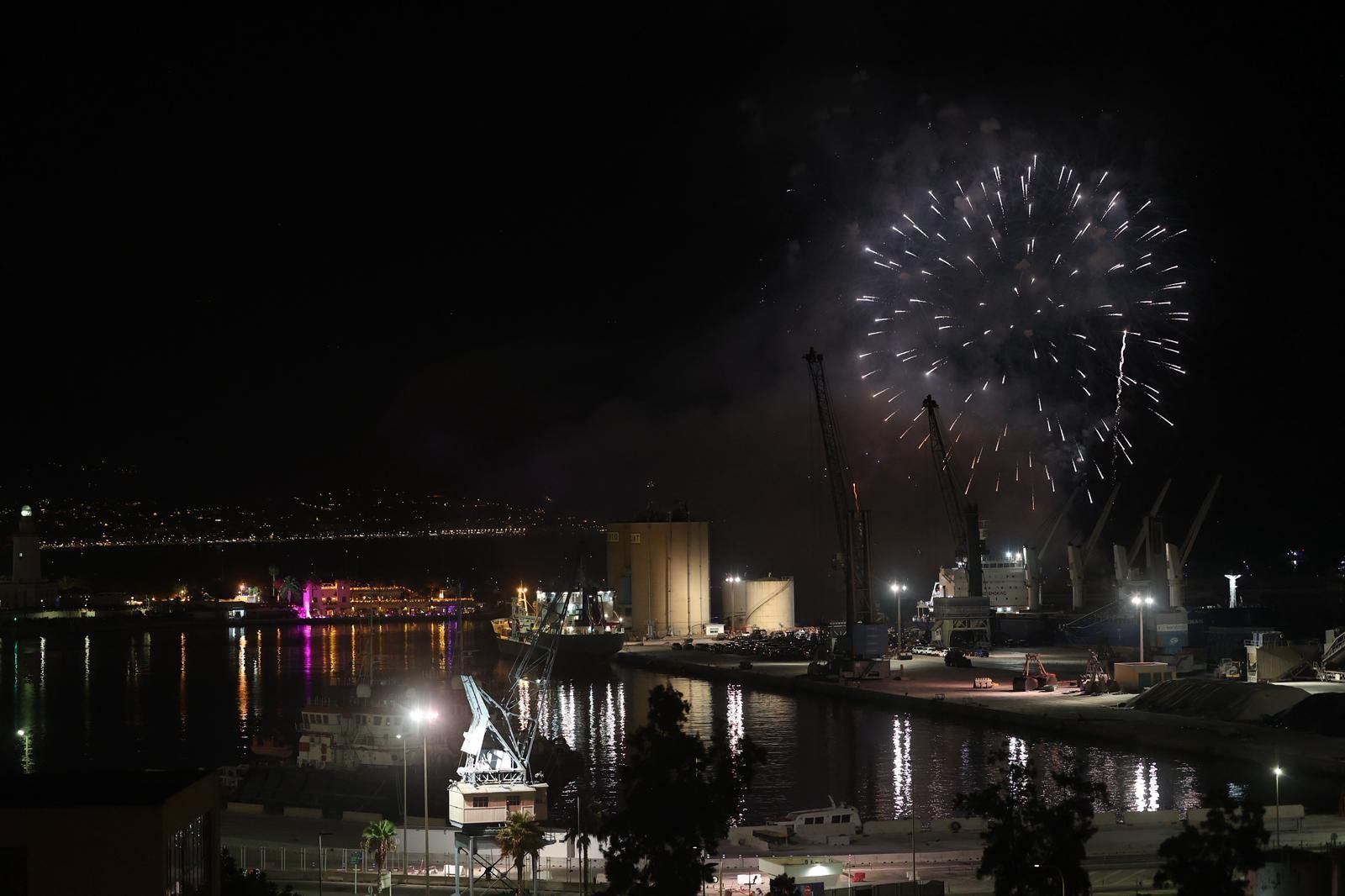 El show de drones y fuegos que da la bienvenida a la Feria de Málaga, en imágenes
