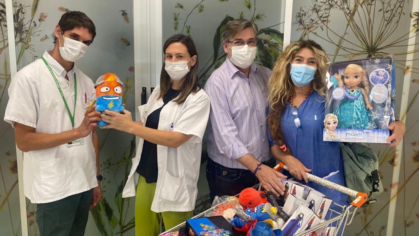 Los sanitarios reciben la donación de regalos para los niños ingresados en el Hospital de Jerez.