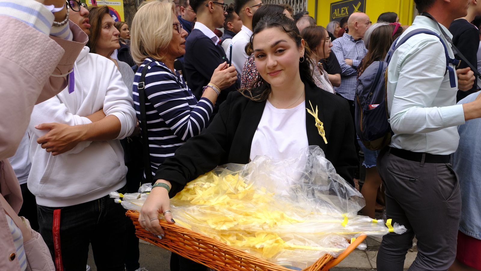 La Borriquita procesiona por las calles de Almería, en imágenes