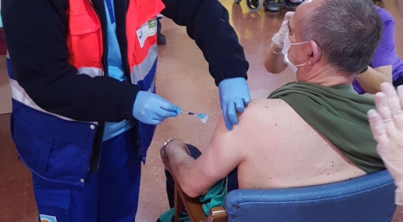 El usuario de un geriátrico, durante una de las vacunaciones contra la covid