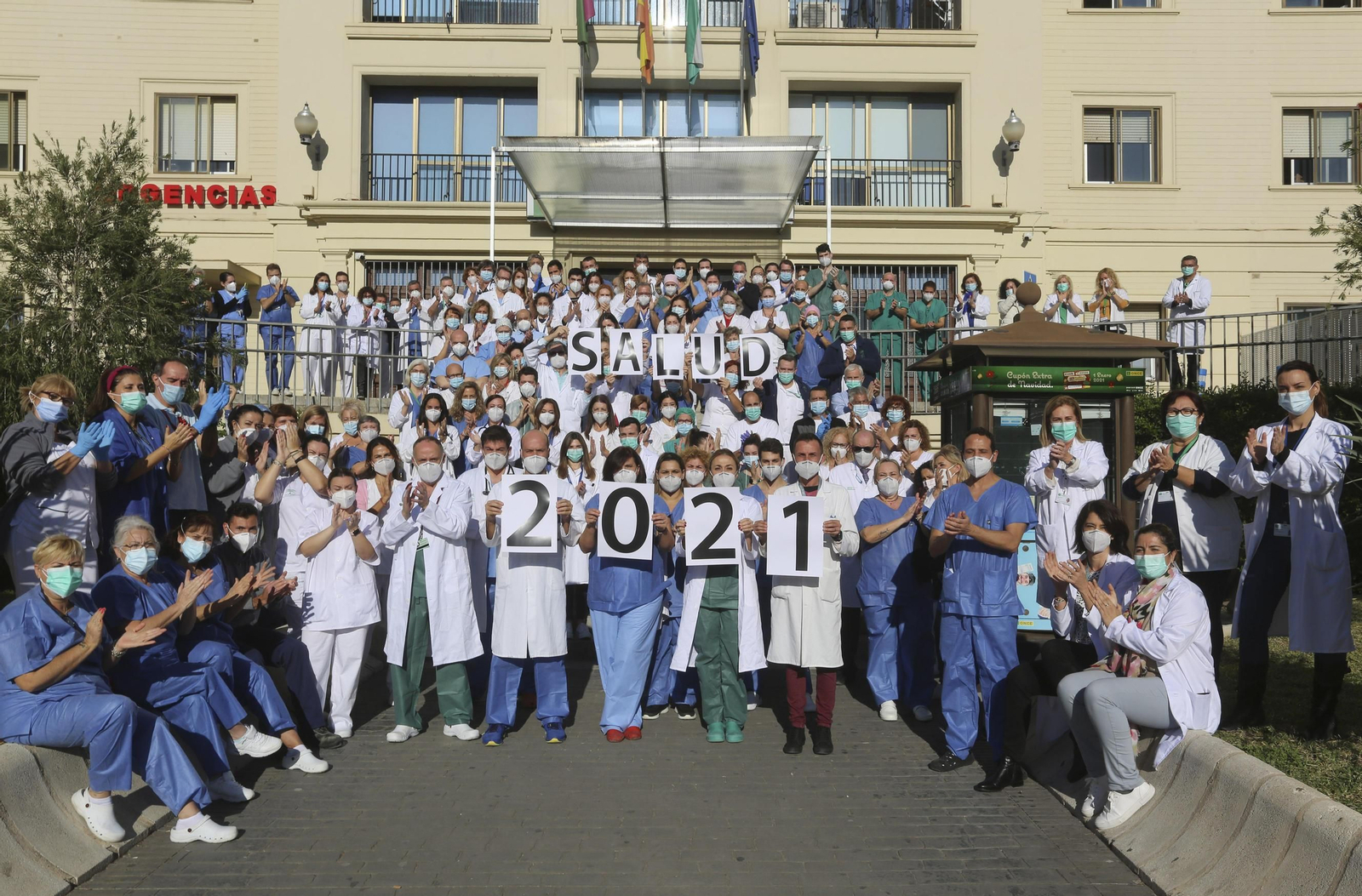 Trabajadores del Hospital Regional desean salud para el próximo año.