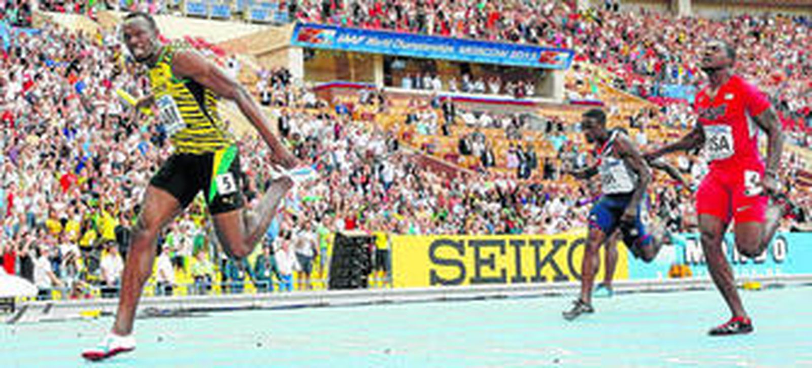 Usain Bolt cruza la meta por delante del estadounidense Justin Gatlin y el británico Dwain Chambers en la final del 4x100 disputada en el estadio Luzhniki de Moscú.