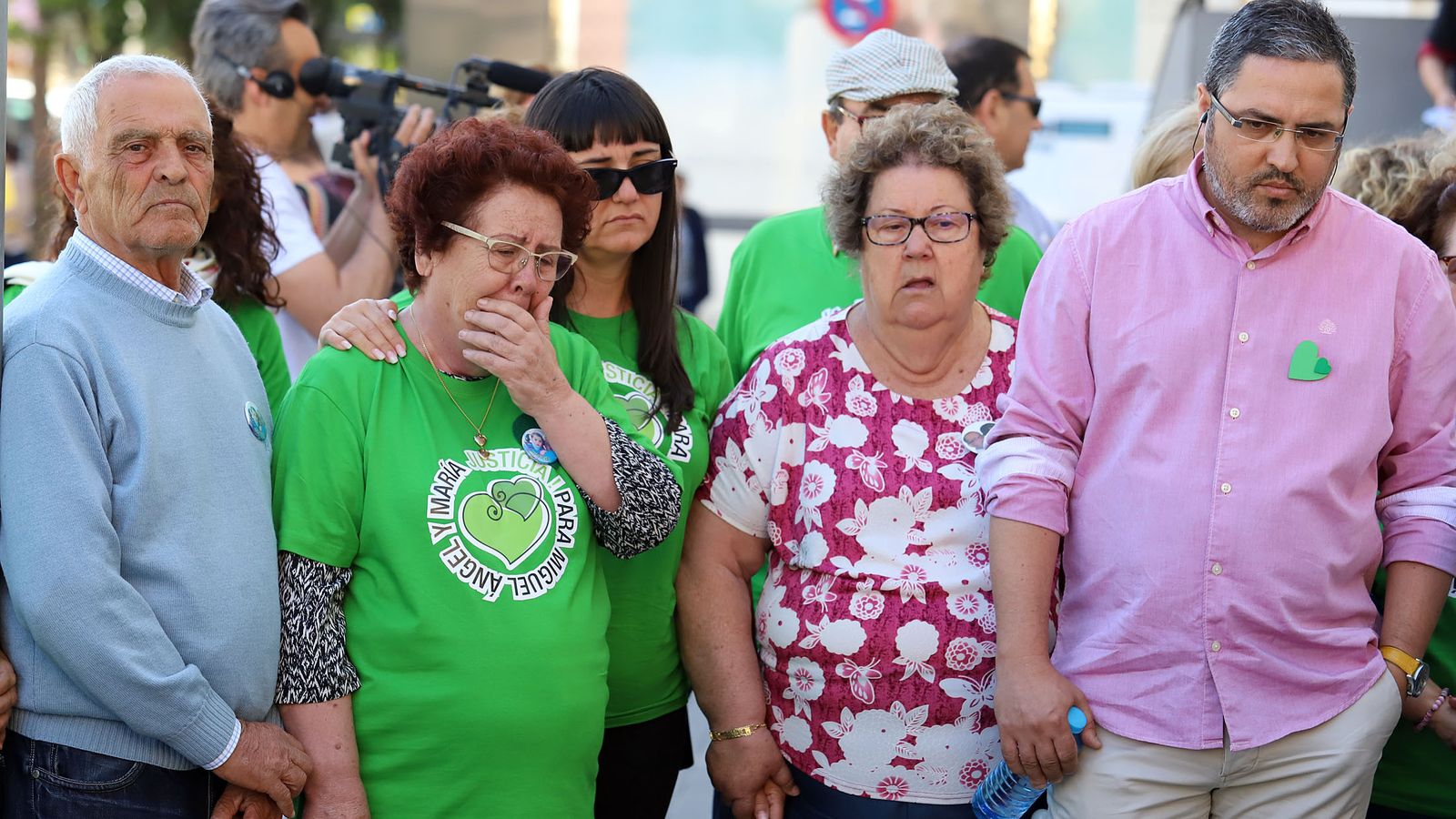 Antonio Domínguez, María Espinosa, Marianela Olmedo, Rosario Martínez, Mariano Olmedo (detrás con gorra) y Aníbal Domínguez, ayer ante la sede judicial onubense.