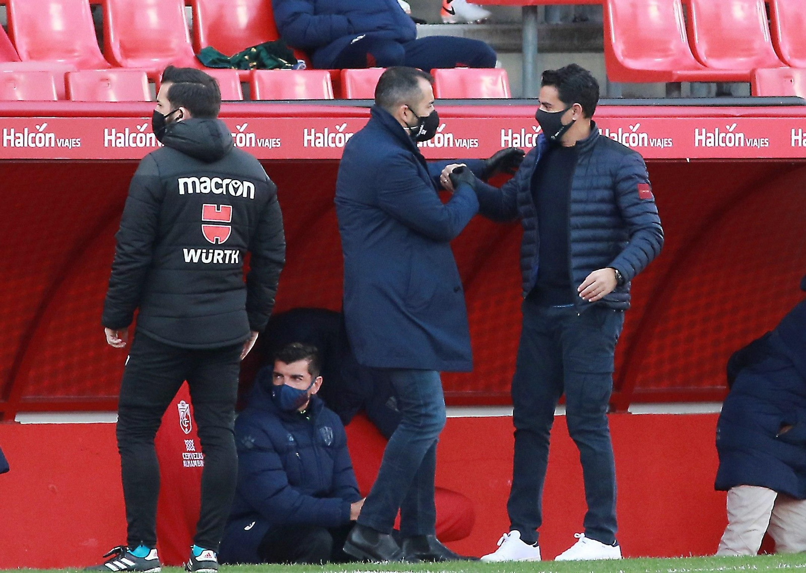 Diego Martínez saluda a Míchel en el duelo ante el Huesca.