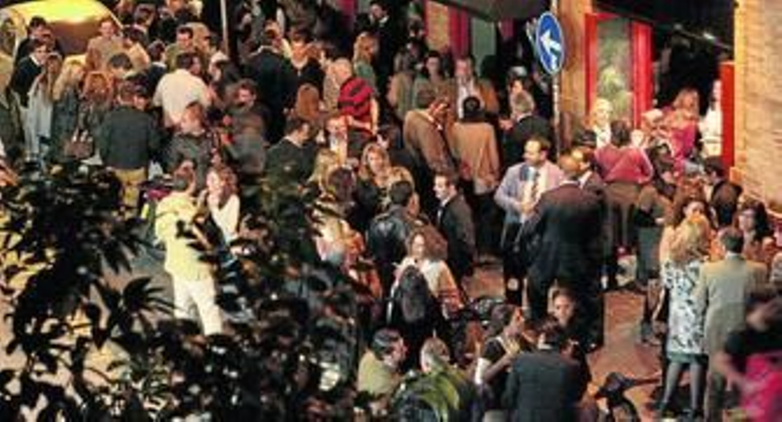 Personas concentradas a las puertas de un local del barrio del Arenal.