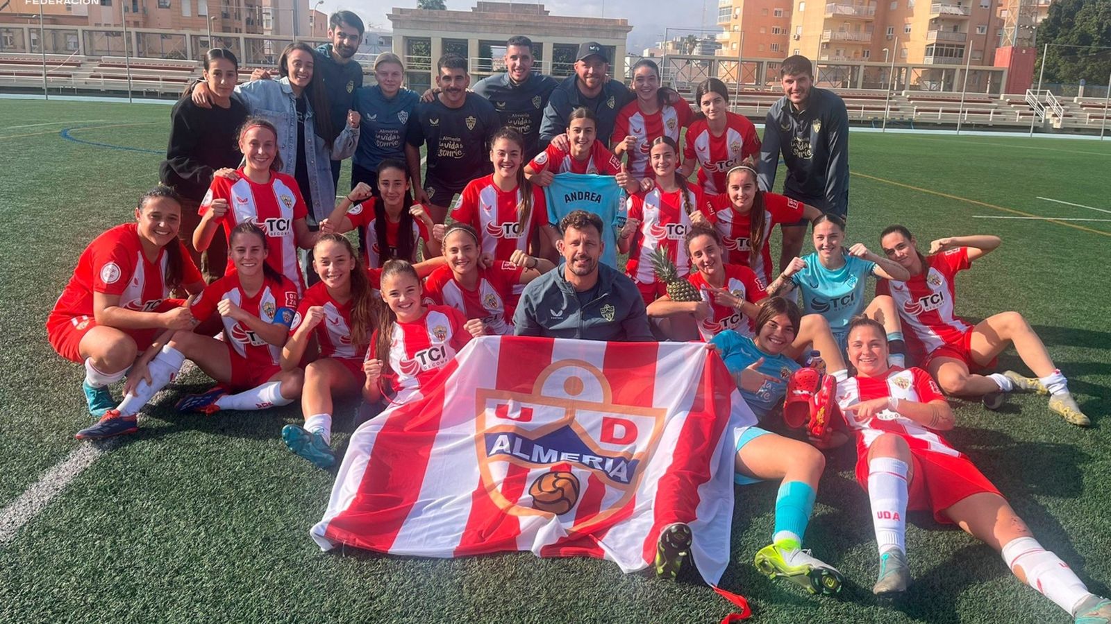 Las rojiblancas celebran el nuevo triunfo como locales.