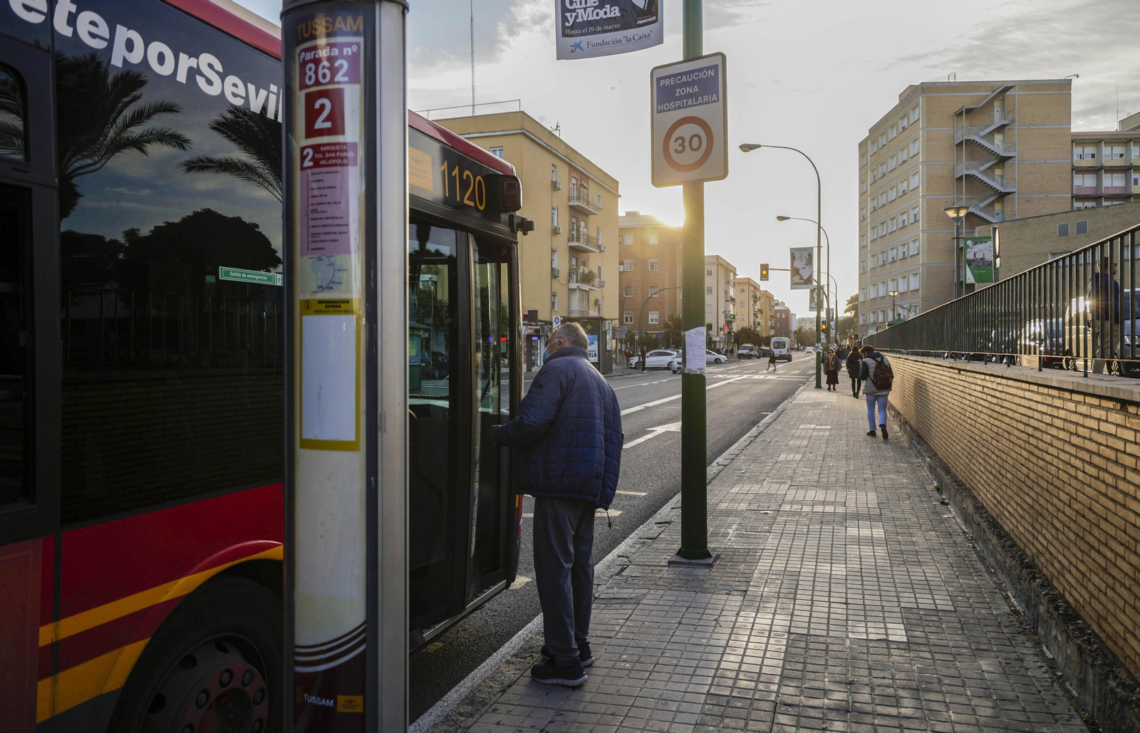 Un usuario se sube a un autobús de Tussam.