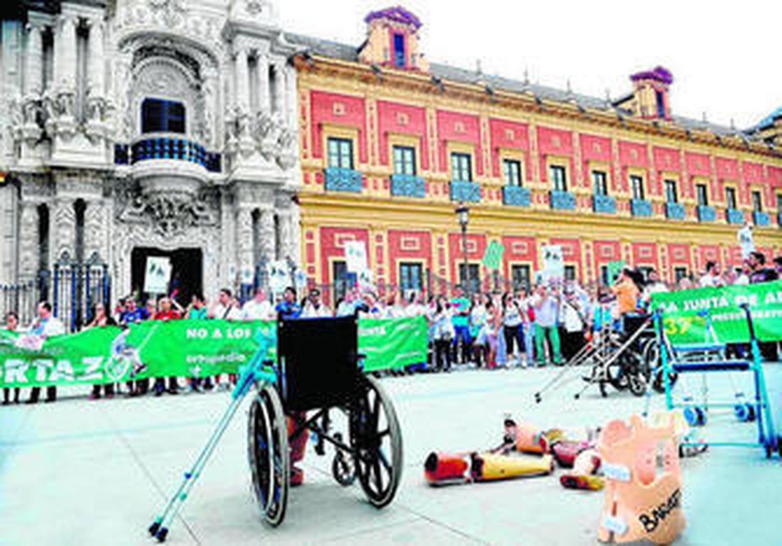 Protesta de las ortopedias, en Sevilla, por el recorte unilateral del 10% dispuesto por la Consejería de Salud en los precios que les abona.