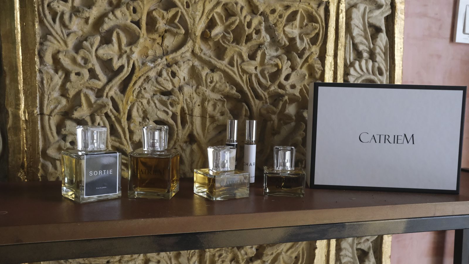 Herederas de la tradición andalusí, las notas especiadas-amaderadas caracterizan a ambas fragancias