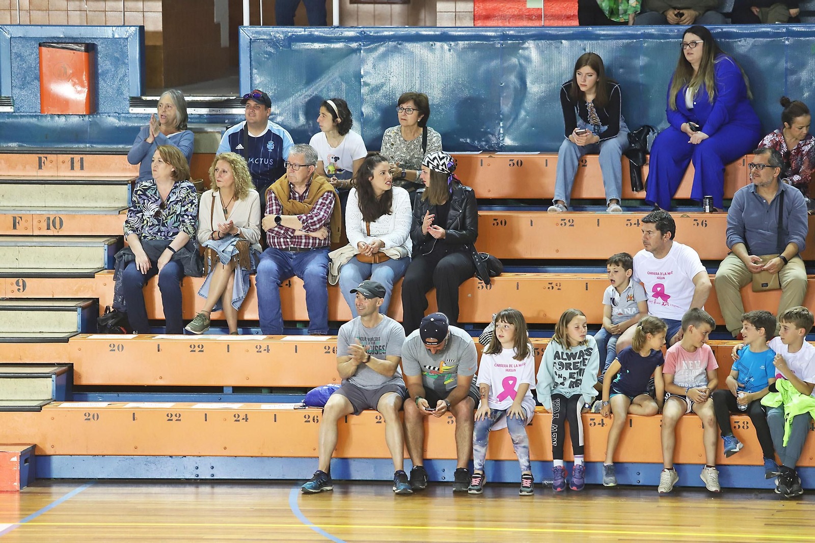 Imágenes del partido de baloncesto entre el Ciudad de Huelva y el Colegio El Pinar.