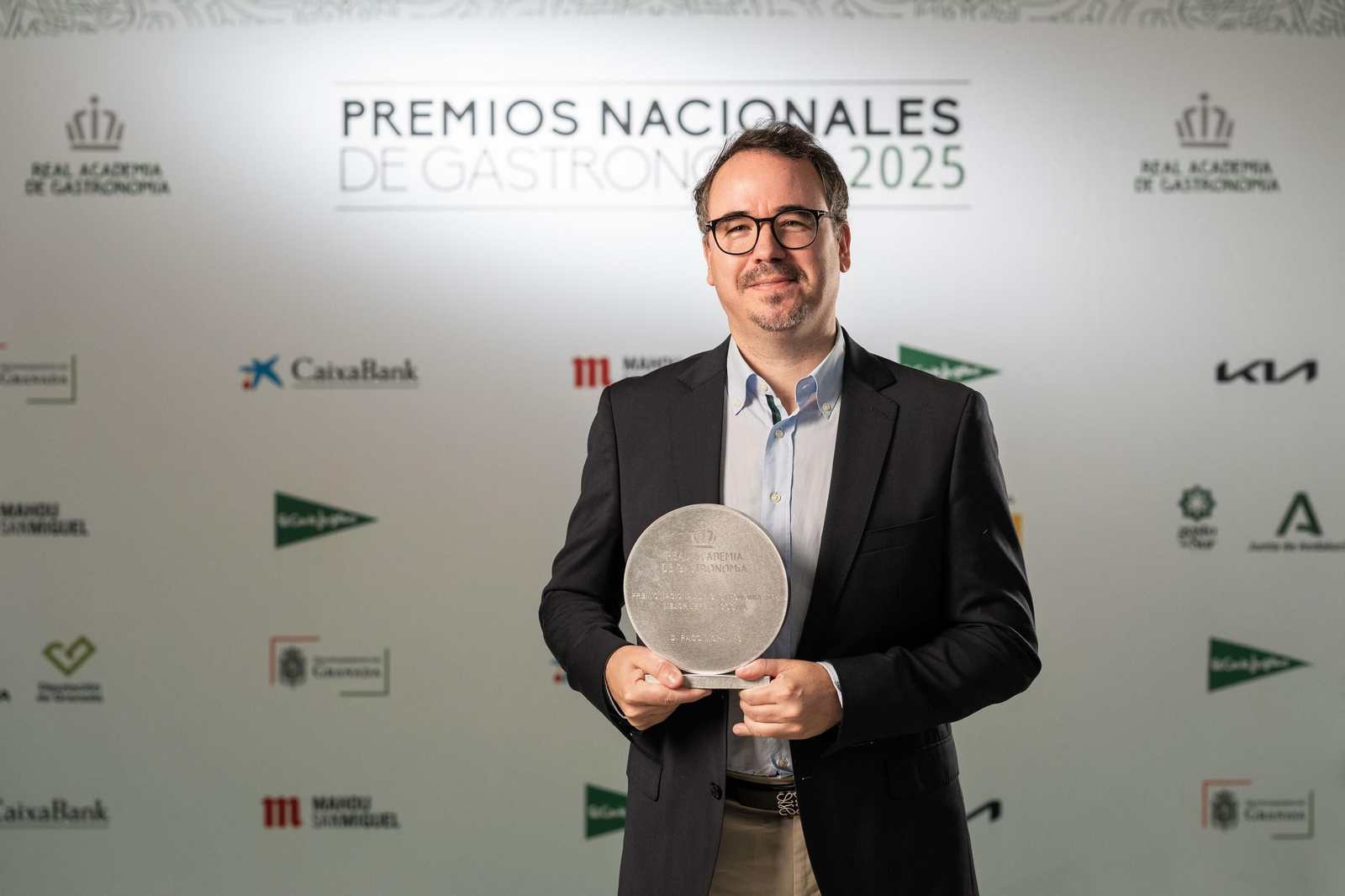 Paco Morales posa con el Premio Nacional de Gastronomía a Mejor Jefe de Cocina 2025