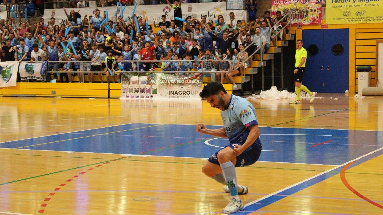 Beto celebra su tanto que sirvió para igualar el partido.