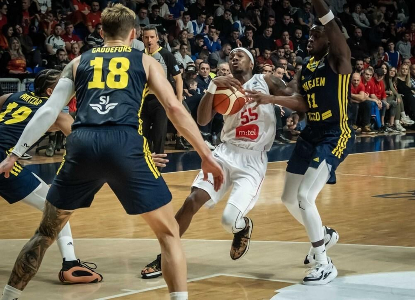 Kendrick Perry se exhibe con Montenegro