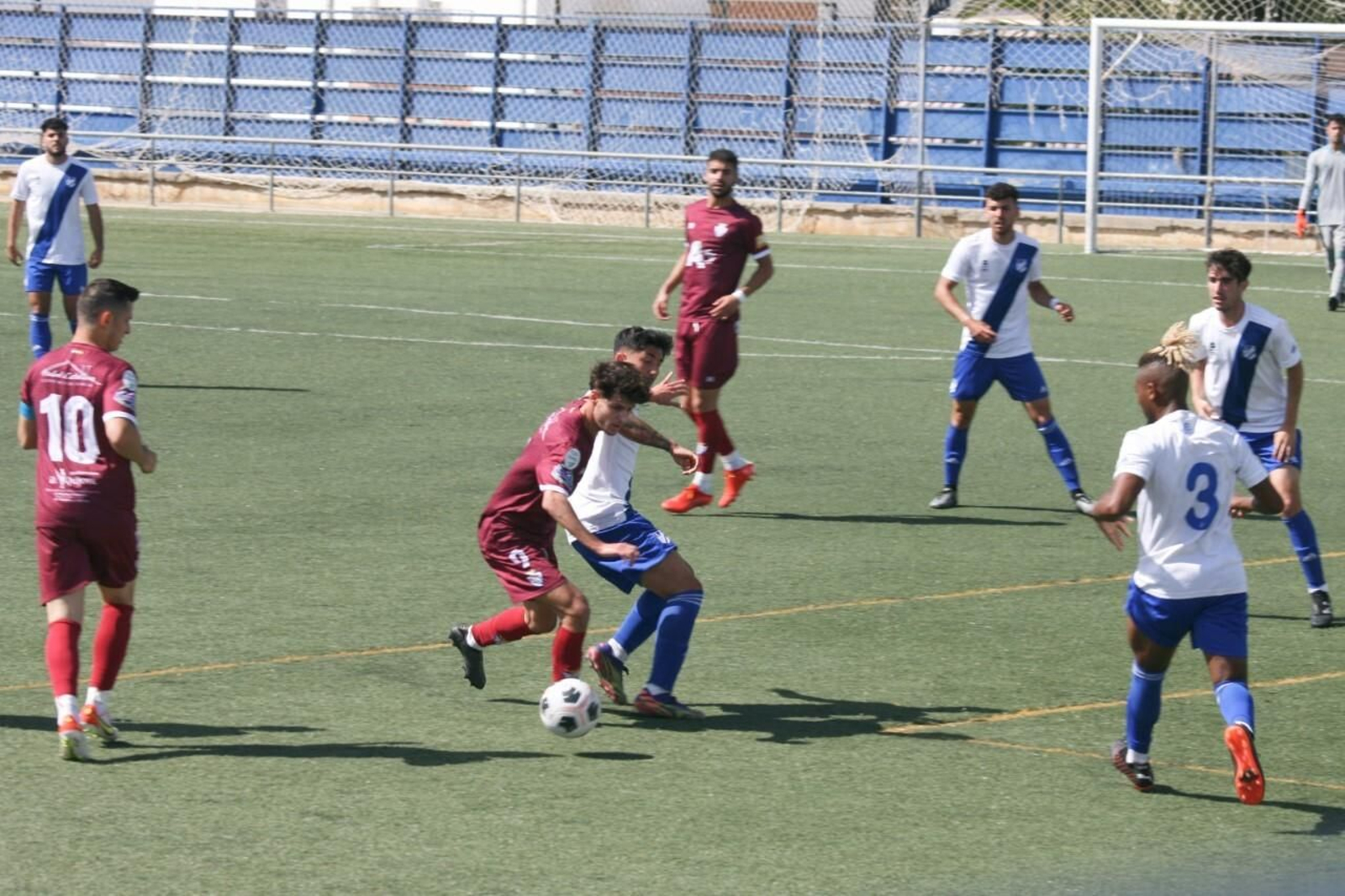 Un lance del encuentro disputado entre el filial del Recreativo y el Arcos. Un lance del encuentro disputado entre el filial del Recreativo y el Arcos.