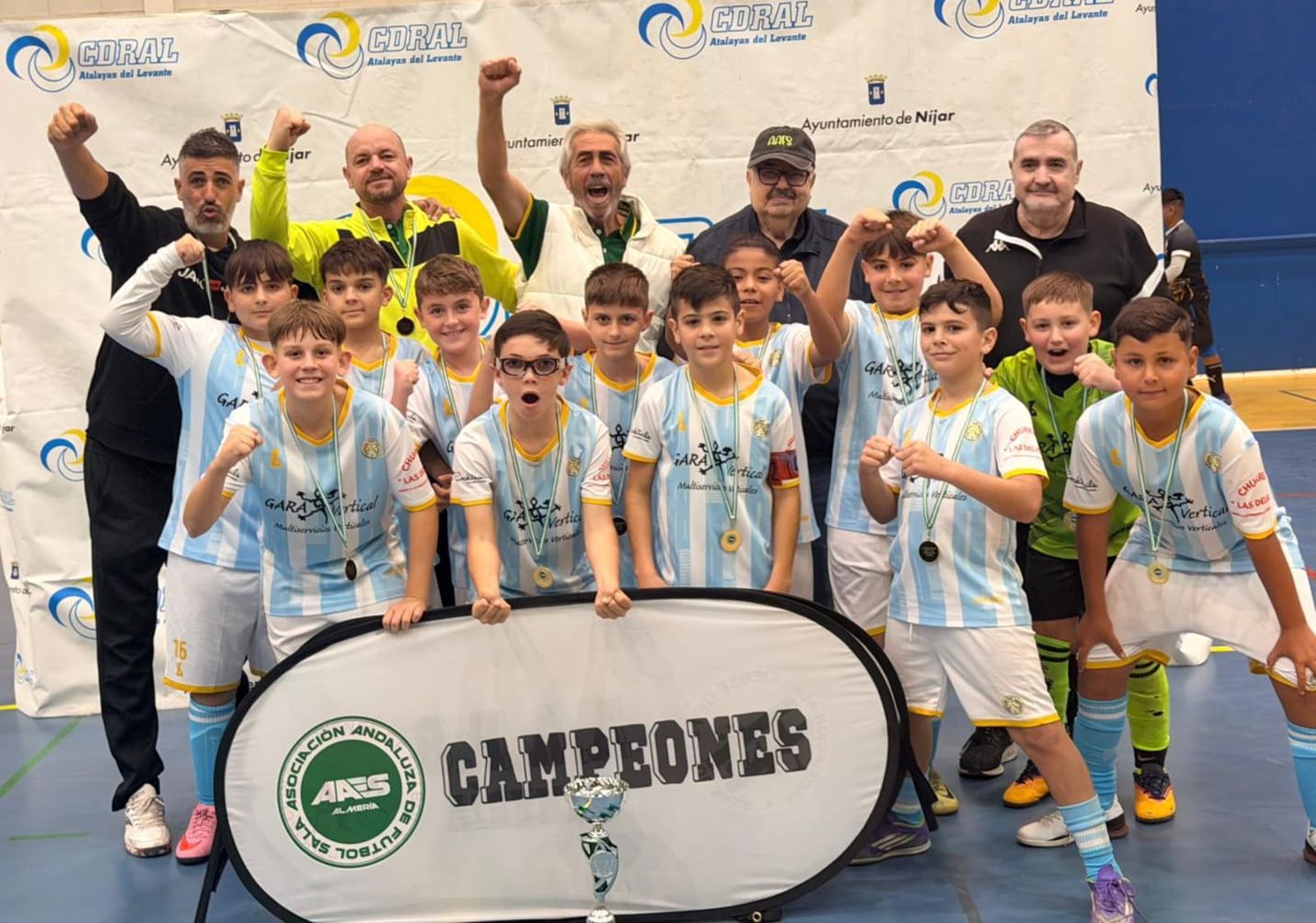 El equipo del Recreativo La Gloria posa con el título liguero conseguido este pasado sábado.