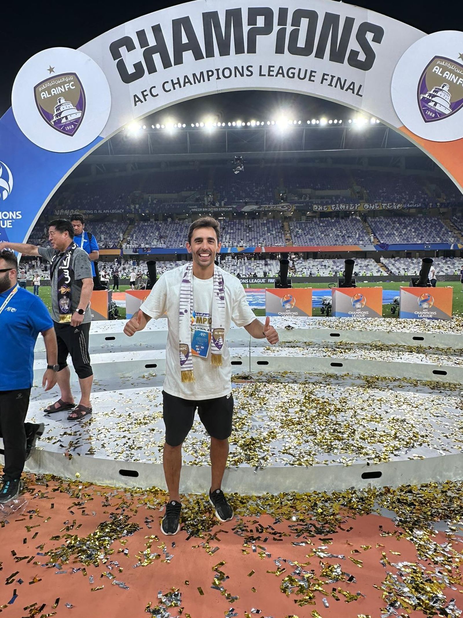Javier Hidalgo celebra el título al final del encuentro ante Yokohama.