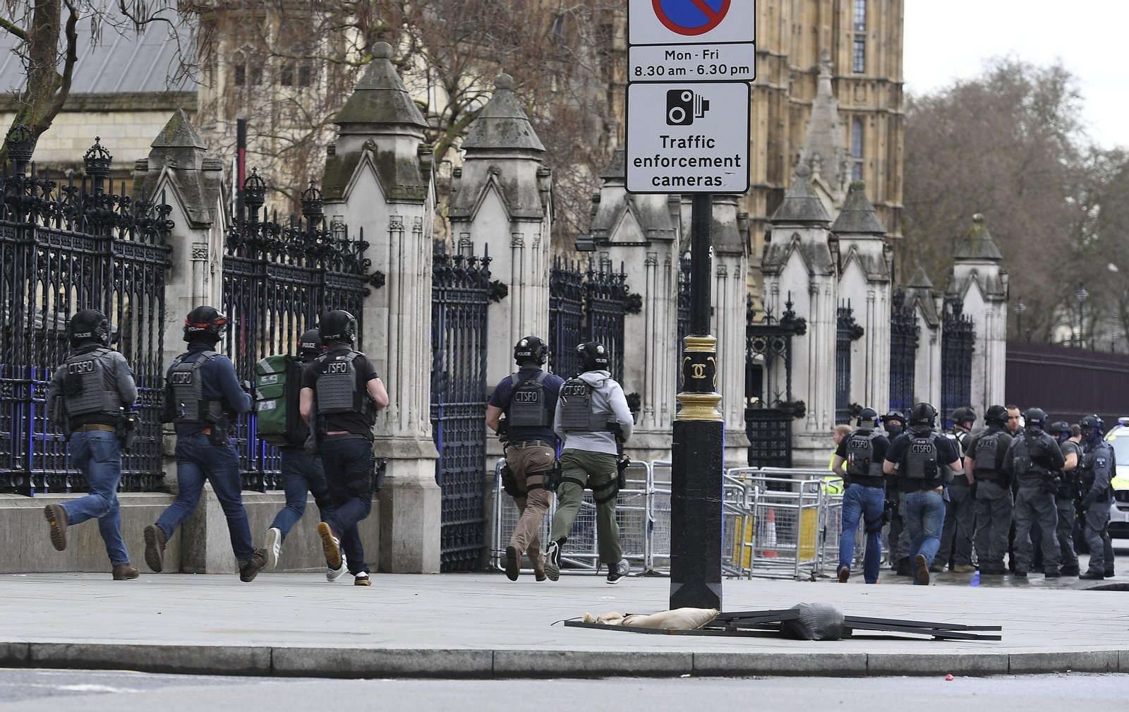 El ataque en las inmediaciones del Parlamento británico, en imágenes