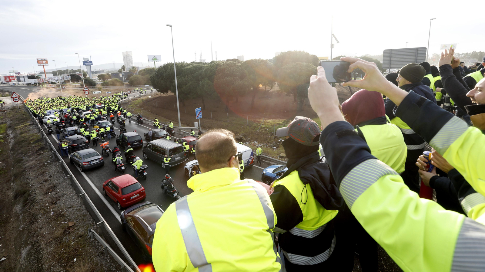 Imágenes del corte de la A-7 por los trabajadores de Acerinox en huelga, este viernes