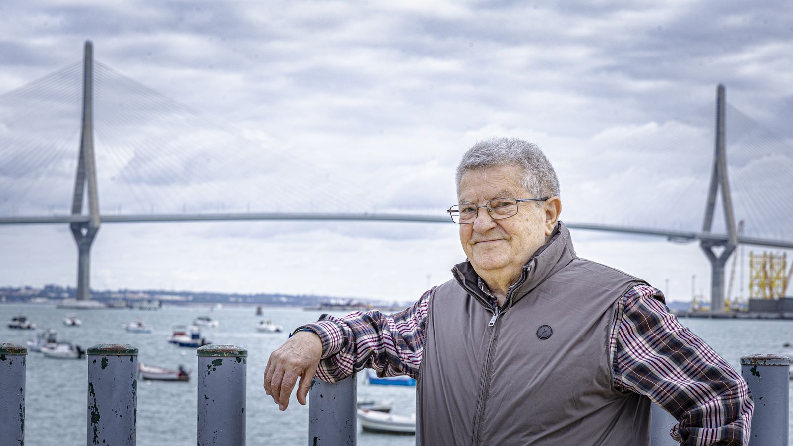 Juan Chaves en Puntales con el segundo puente de fondo.