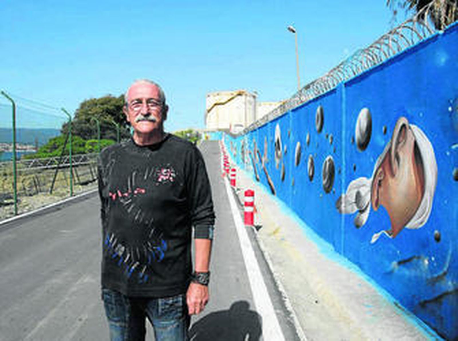 Imagen de Antoni Gabarre junto a los muros exteriores pintados en la refinería Gibraltar-San Roque.