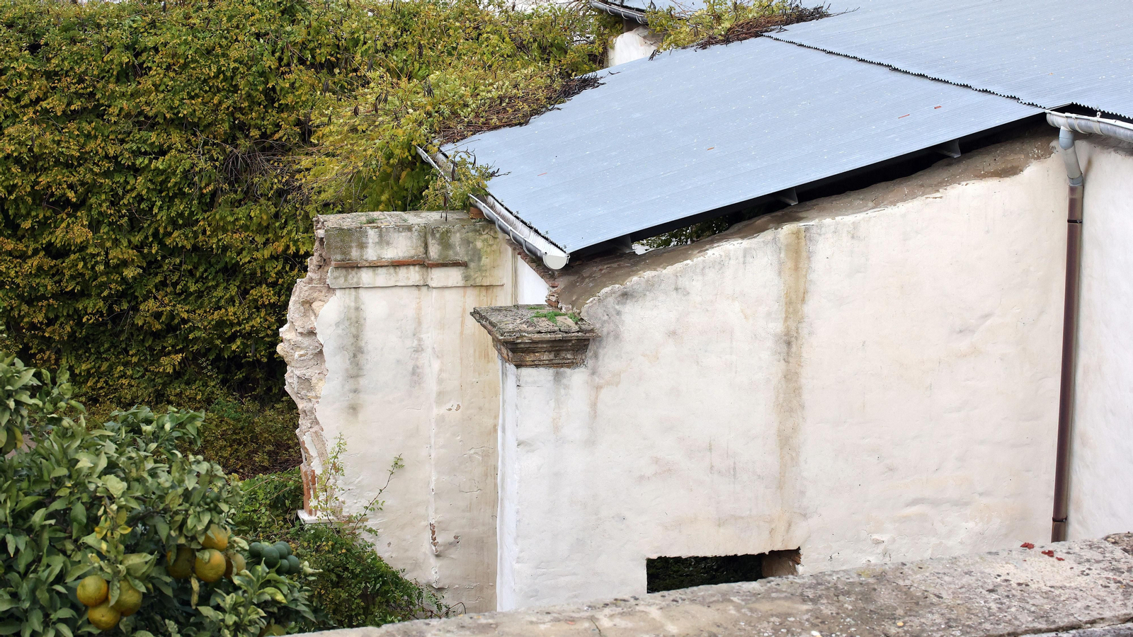 Se derrumba uno de los muros del interior del Palacio Riquelme en Jerez